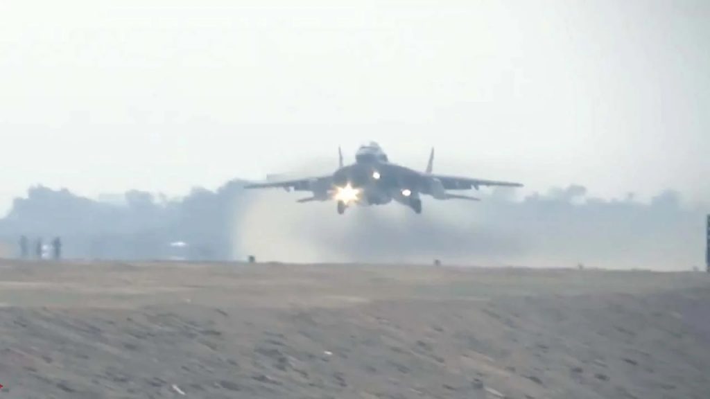 Airforce displays its might, lands fighter jets on Ganga Expressway