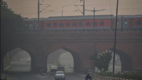 Very strict anti-pollution curbs comes into force in Delhi