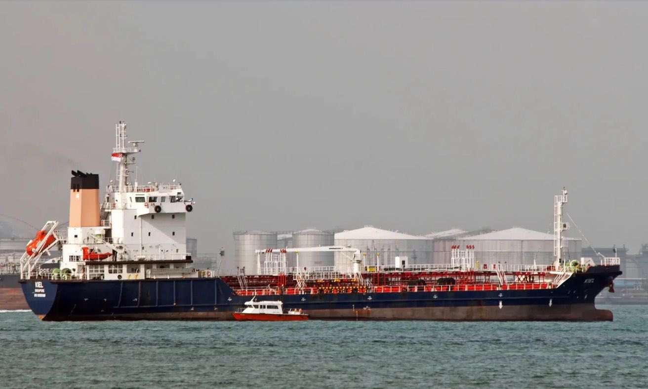 Coast Guard busts oil smuggling racket off Mumbai coast https://newsgate.in/