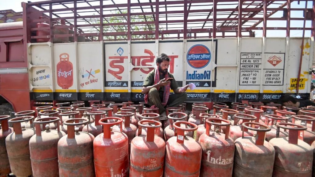 People having LPG must switch to piped gas: new rule