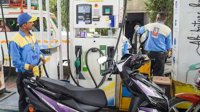 Petrol crosses Rs 100 mark in Delhi
